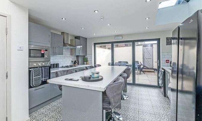 Anfield House | 5 Bedroom House - Thirlmere Road