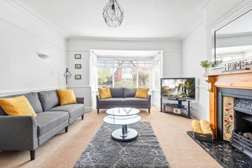 Oadby House | 5 Bedroom Large Home for Contractors, Families and Groups