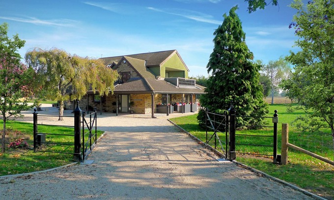 Goole House | 5 bedroom luxury retreat set in 1.3 acres of landscaped grounds with hot tub