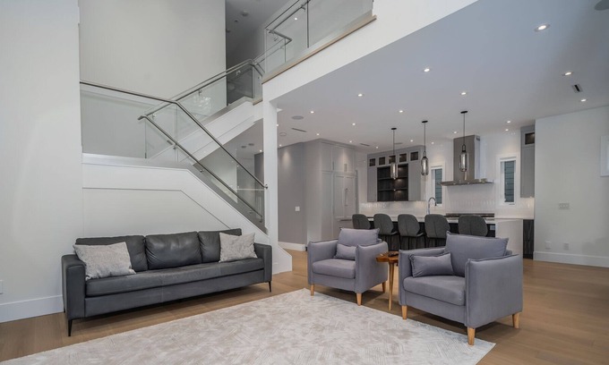 Port Coquitlam House | 5 bedroom private modern home - 3.5 bath - Sleeps 10