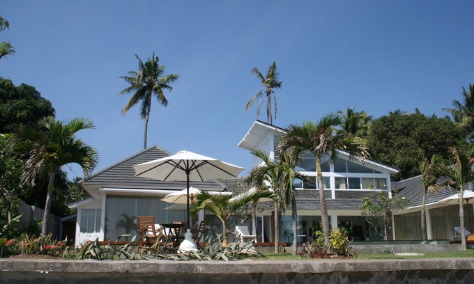 Bukti Villa | 5 bedroom villa Pantai directly on the sea