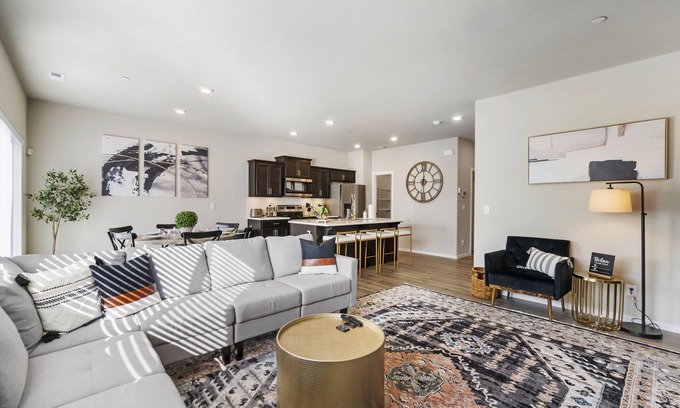 Puyallup House | 5 Bedrooms, Theater Room, Kid-Friendly, Perfect For Big Groups