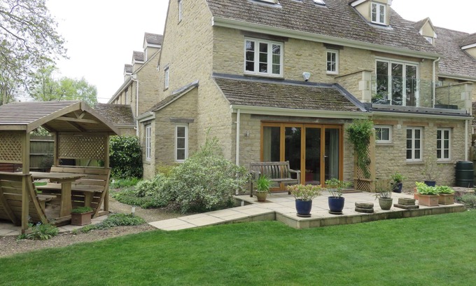 Burford Cottage | 5 BURFORD MEWS, family friendly, with a garden in Burford