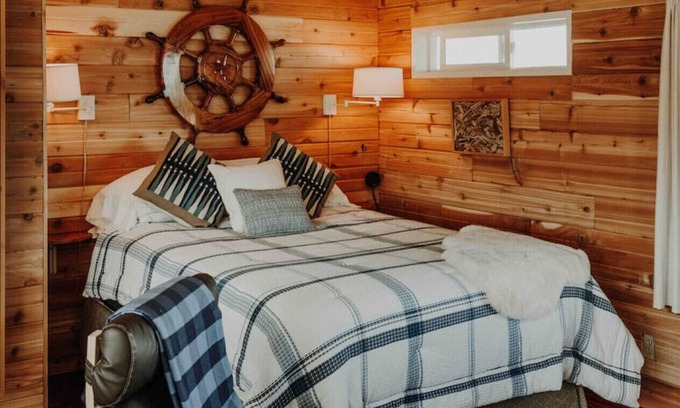 Sequim Cottage | 5- Hot Tub & Massage Chair- Water view Cottage