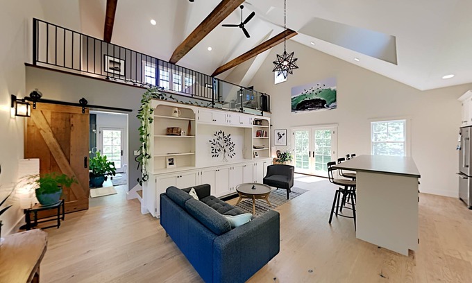 Katama House | 5 Min Drive to Beach/Downtown