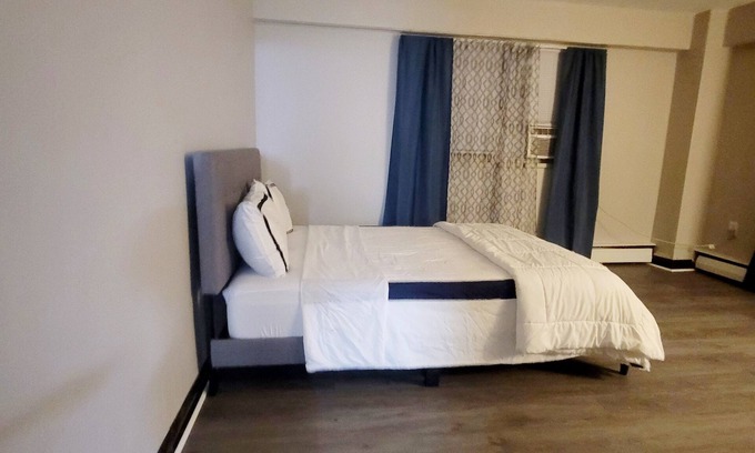 Wynnefield Apartment | 5 min from most food areas family apt. with balcony- with city view - sleeps 4+