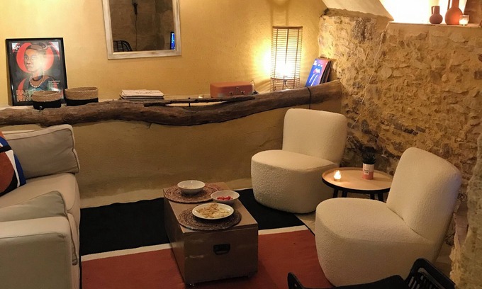 Saint-Maximin House | 5 min from Uzes Logement de charme with jacuzzi in its beautiful courtyard.