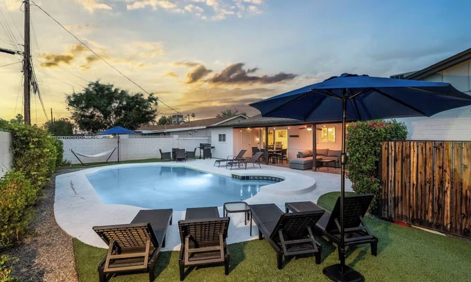 Papago Parkway House | 5 min to Old Town l Heated Pool