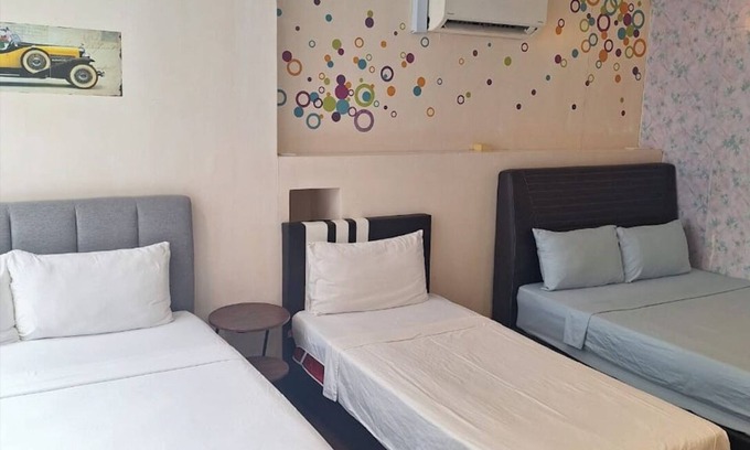 Bukit Bintang House | 5 min walk to Pavilion KL. 20 pax max. Spacious 4-bedroom condo in Kuala Lumpur