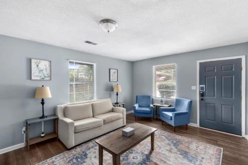 Norwood House | 5 Mins from Uptown & Near Airport- Norwood Nest