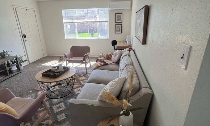 Bountiful Apartment | 5 Mins off i15, City Park, Pickleball Courts!