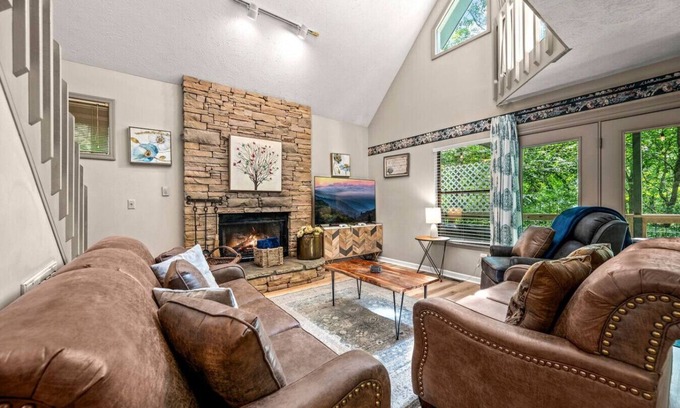 Chalet Village Cabin | *5 Mins to Gatlinburg* Hot Tub+Fireplace*Families!