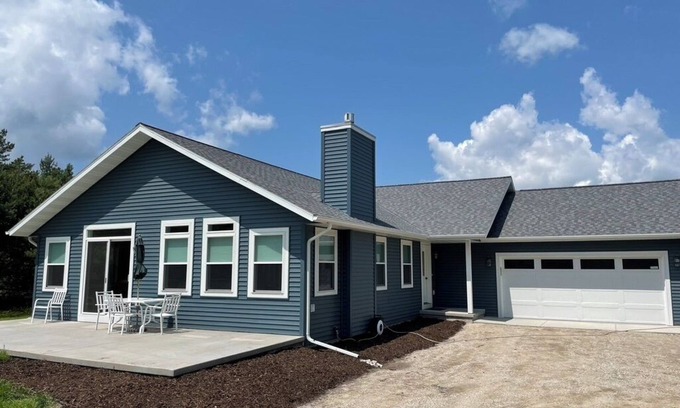 Jacksonport House | 5 minute walk to sand beach & restaurants, sleeps 8, 1.5 acres, in Jacksonport