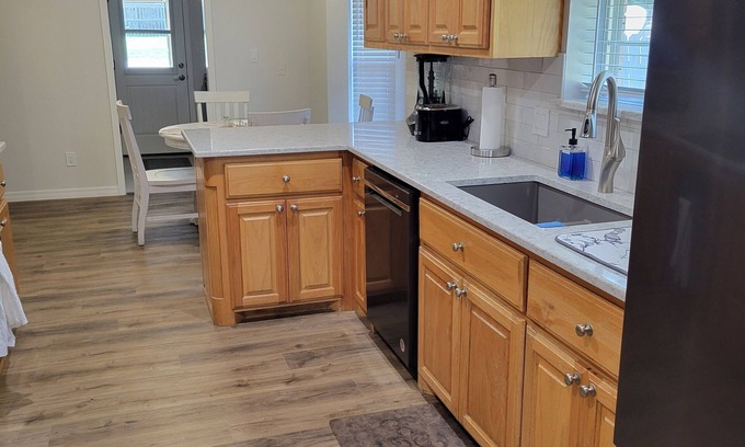 Wichita Falls House | 5 minutes to MSU and local shopping. Family friendly, mature trees, quite street