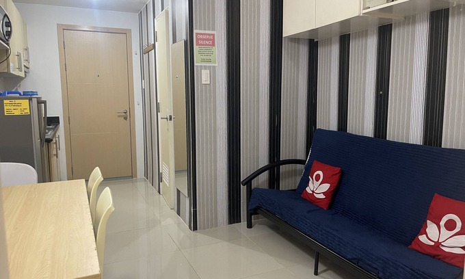 Bagong Pag-asa House | 5 minutes to SM North EDSA via exclusive bridgeway from the property