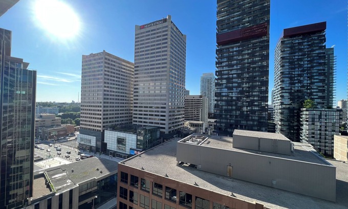 Mount Pleasant West Condo | 5 minutes to the Downtown Family-sized condo Restaurants and Bars.n