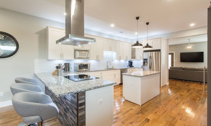 Central Arlington House | 5 Star! 3Bed 4Bath 1mileATnT Stadium Globe LifePark SixFlagsHurrHarb Texas Live!