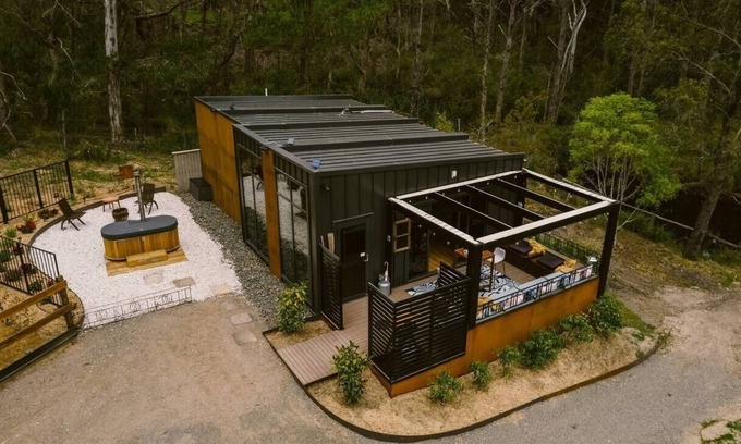 Penrose Cabin | 5 star couples hideaway in the country, enjoy privacy and space - w hot tub