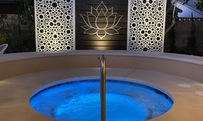 Canyon Gate House | 5-STAR GORGEOUS JACUZZI SINGLE STORY HOME CLOSE TO STRIP. LICENSED/PERMITTED