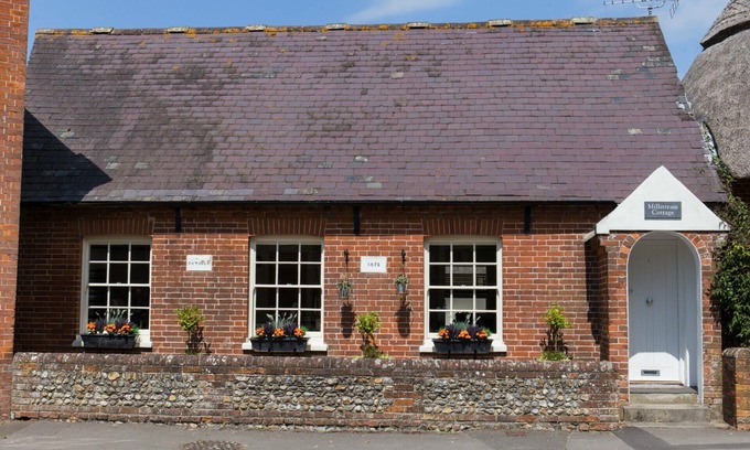 Bosham Cottage | 5-STAR LUXURY 'SPA-LIKE' COTTAGE RETREAT ON MILLSTREAM BY SEA in OLD BOSHAM