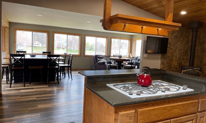 Garrison House | 5 Stars! Updated/Private/Clean/Spacious Cabin On Lake Mille Lacs-4 bedroom