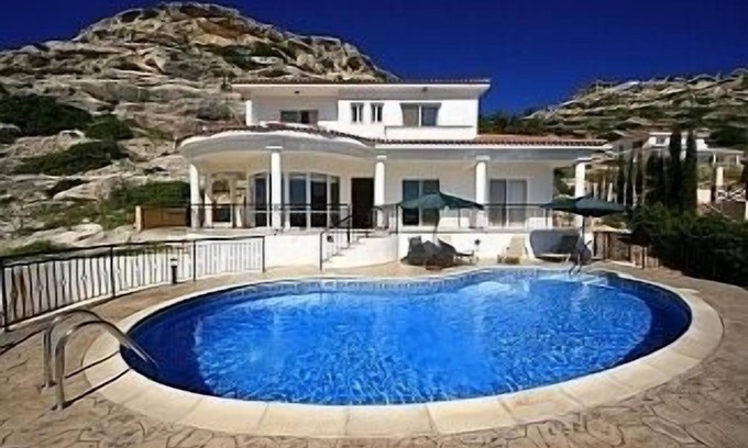 Peyia Town Villa | 5 * villa with sea views to take your breath away near Coral Bay in Peyia .