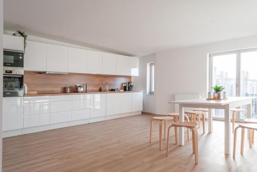 Cottbus Apartment | 5 Zimmer nahe Hauptbahnhof,10 Betten,vollausgestattet,neu saniert,Parkplatz,Dachterasse