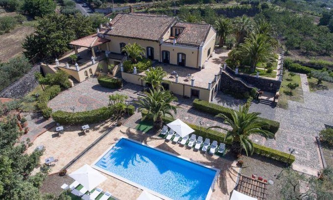 Piedimonte Etneo Villa | 500 m² Villa ∙ 9 bedrooms ∙ 23 guests