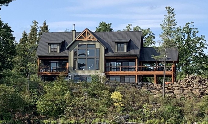 Calabogie Ski Chalet | 5000 sq ft luxury vacation home with 6 bedrooms 7 bathroom.