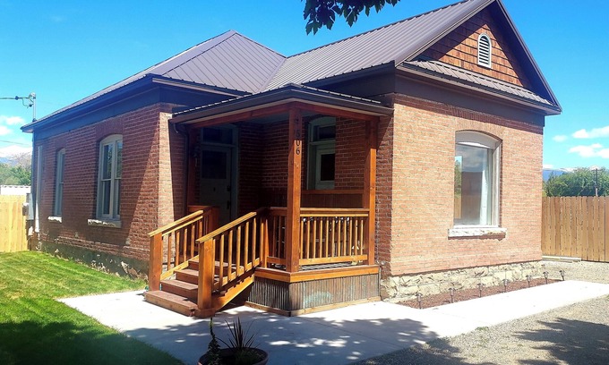 Salmon House | 506 Historic Brickhouse off Main St. - 2 Blocks from Salmon River