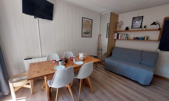 Mont-de-Lans Apartment | 50m from ski slopes, 3rd floor, balcony, tv, ski locker, 29m², Les 2 Alpes