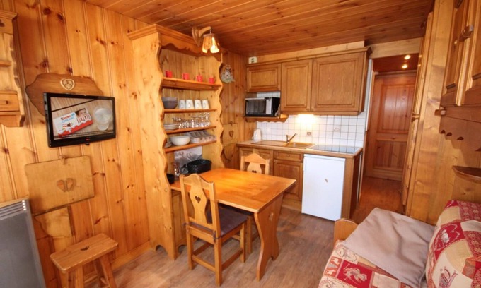 Les Saisies Apartment | 50m from ski slopes, 1st floor, view ski slopes/mountain, tv, ski locker, 14m², Les Saisies