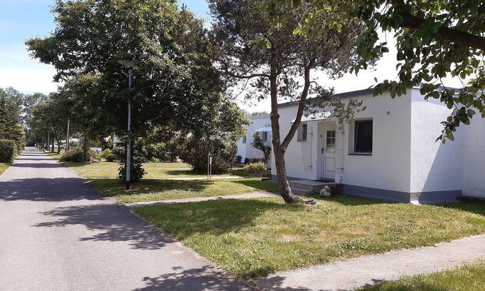 Diedrichshagen House | 50m² Holiday Cottage for up to 4 people near the beach, with its own garden, ter