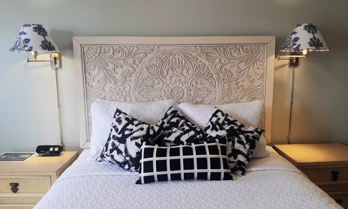 Moreno Valley Apartment | 50s-Vibe Aparthotel with Full Kitchen near Lake Perris