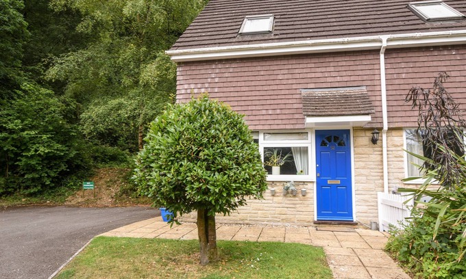 Charmouth Cottage | 52 FERNHILL HEIGHTS, pet friendly, with a garden in Charmouth