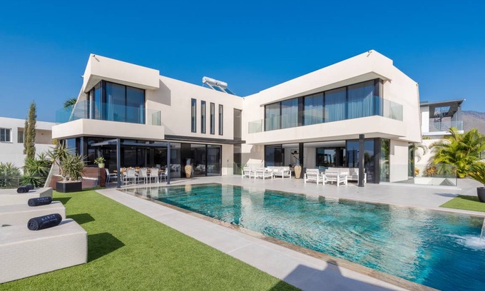 Adeje House | 526 m² House ∙ 4 bedrooms ∙ 8 guests