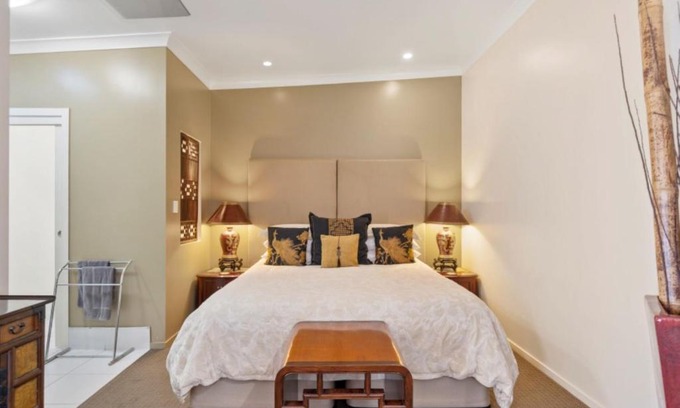 Warwick Hotel | 53 on Victoria