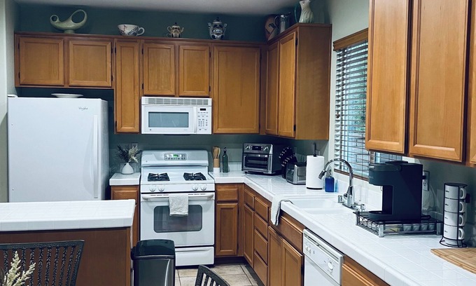 Menifee House | 55+ Gated Comm - Peaceful 2 bedroom house in Menifee - 90 Min. Night Required