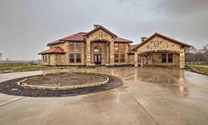 Iowa Colony House | 589 m² House ∙ 8 bedrooms ∙ 19 guests