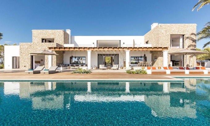 Cap Martinet Villa | 589 m² Villa ∙ 8 bedrooms ∙ 16 guests