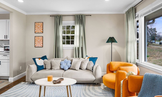Paw Creek House | 5bd Vibrant Haven: Basketball - 10mins to Airport