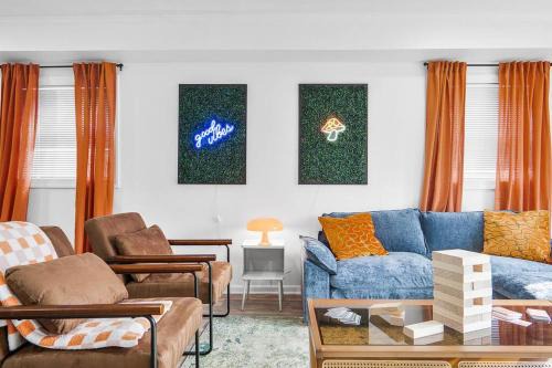 Paw Creek House | 5bd Vibrant Haven: Basketball - 10mins to Airport