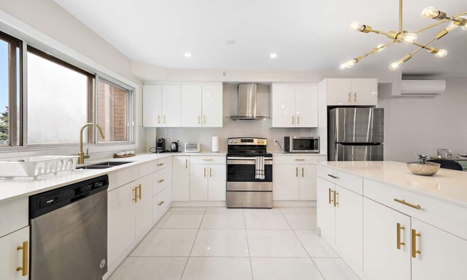 Cote-Saint-Luc Apartment | 5bdr Luxurious Apartment|2 Bathrooms | Sleeps 10