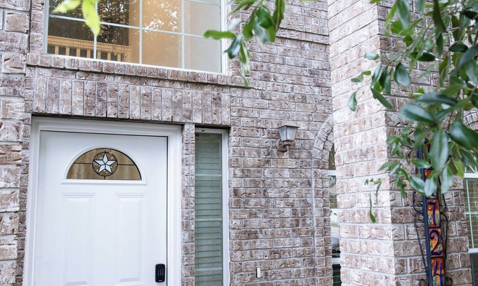 Manor House | 5BR Spacious Modern Luxury Home + Garage