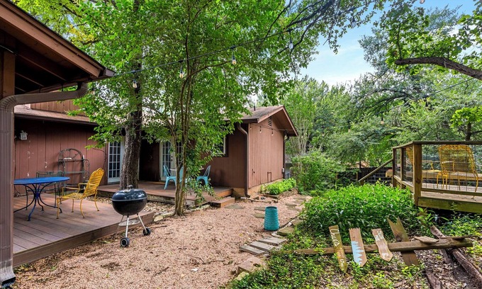 Barton Hills House | 5BR Tranquil Barton Hill Oasis Near Zilker & SoCo w/WiFi, AC, Private Backyard