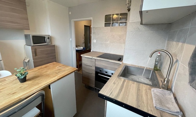 Neudorf Est Apartment | #6 Agréable 2 Pièces au Dernier Étage D'un Immeuble Très Calme du Neudorf