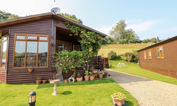 Tunstall Cottage | 6 BADGERS RETREAT, pet friendly, with hot tub in Richmond