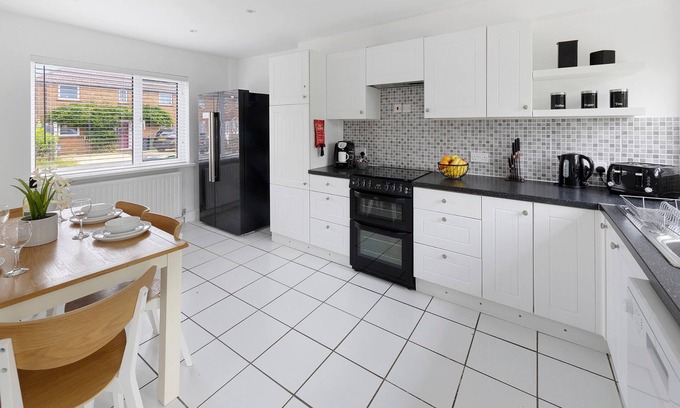 Basingstoke House | 6 Bed, 2 Bath, with Free Parking & Wi-Fi