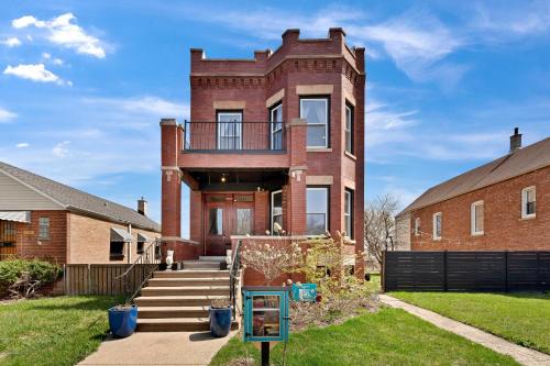 Berwyn House | 6 Bed Whole House in Chicagolands Trendy Berwyn home