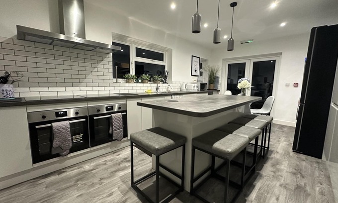 Sneinton House | 6 Bedroom 5 Shower rm House in Central Nottingham
